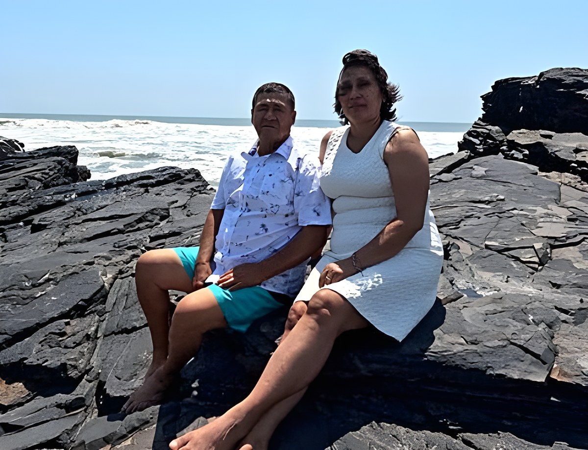Sentados juntos sobre las rocas